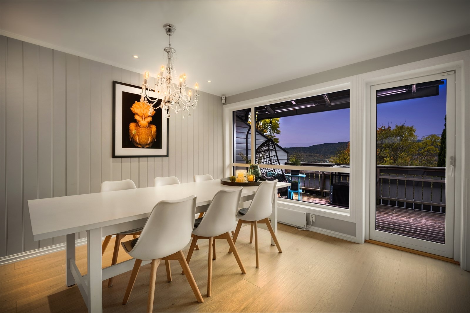 Her får man kjøkken/stue, kjellerstue, tre soverom, to baderom samt vaskerom og mye lagringsplass i boder. Det er også mulig å etablere ytterligere et soverom hvis ønskelig. Galleribilde