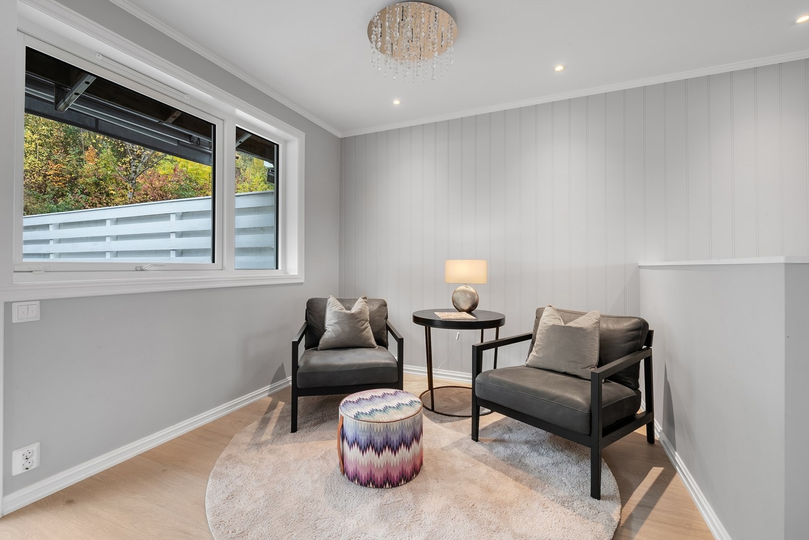 Det er montert motoriserte screens på alle vinduer og verandadør foran huset oppe. Store deler av huset ble dessuten revet ned til stenderverket og bygget opp igjen i 2017/2018 med nye vinduer og dører. Galleribilde