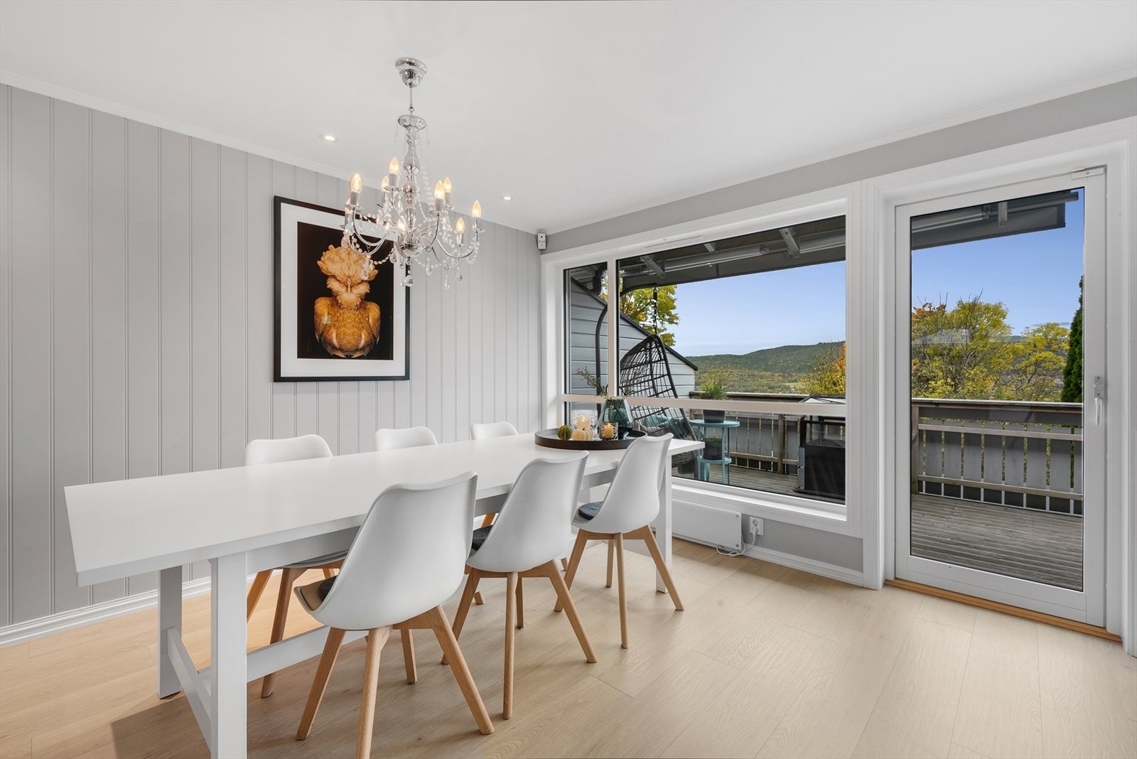 Fra spisestuen er det utgang til en herlig og solrik vestvendt balkong på 18m². Balkongen fungerer som en flott forlengelse av stuen under sommerhalvåret. Galleribilde