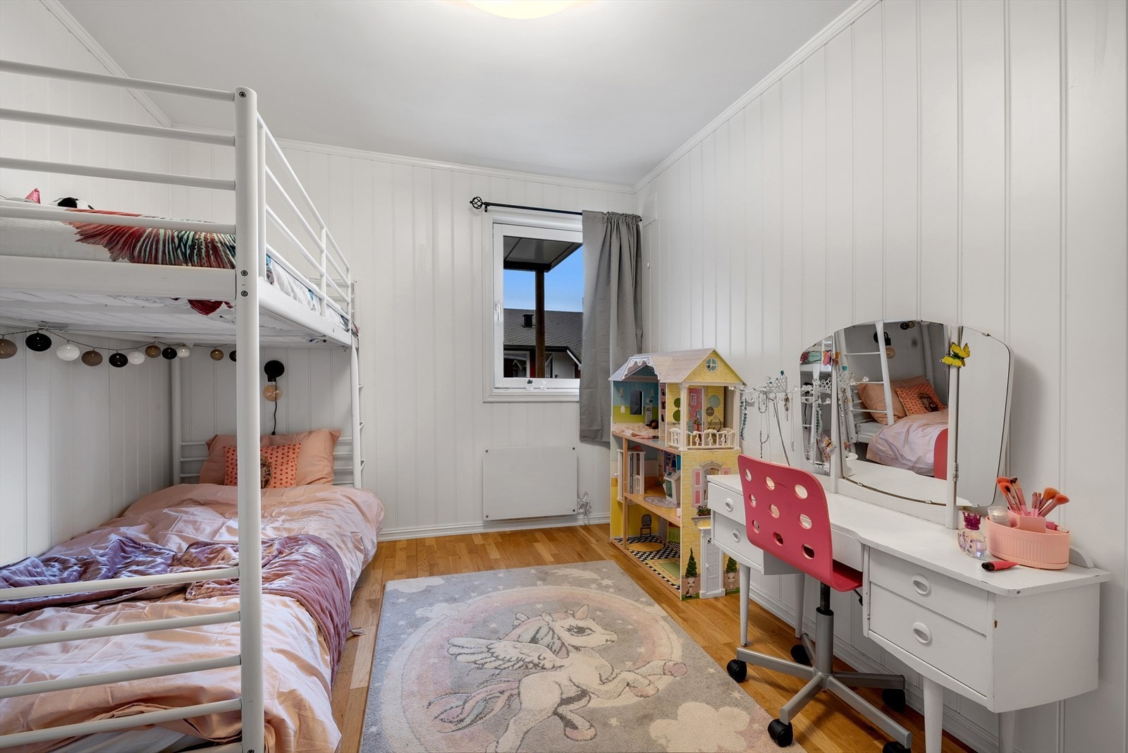 Soverom 2 og 3 er også av god størrelse og egner seg ypperlig som barnerom, gjesterom eller kontor - alt etter ønske og behov! Galleribilde