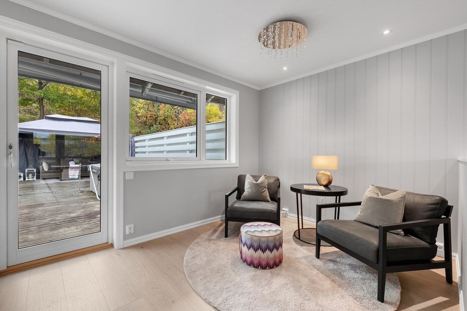 Fra stuen er det utgang til den østvendte plattingen på hele 87m². Galleribilde