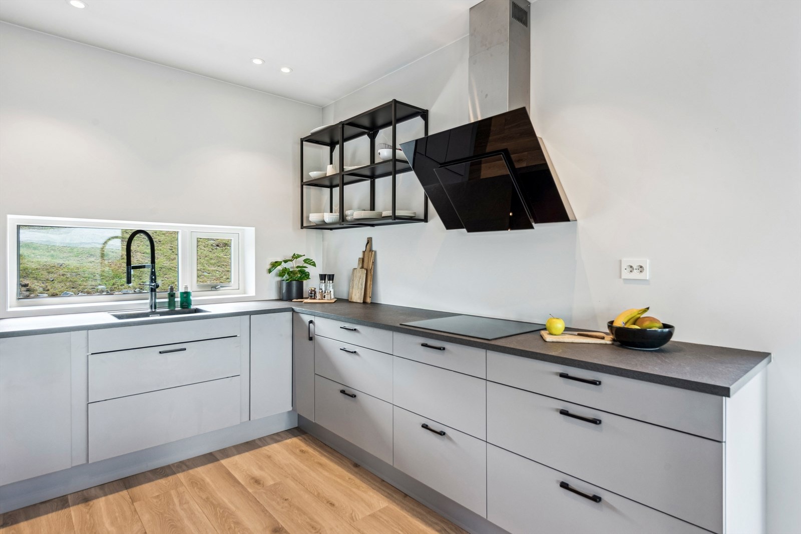 God belysning fra downlights og vindu over vasken gir gode arbeidsforhold. Galleribilde