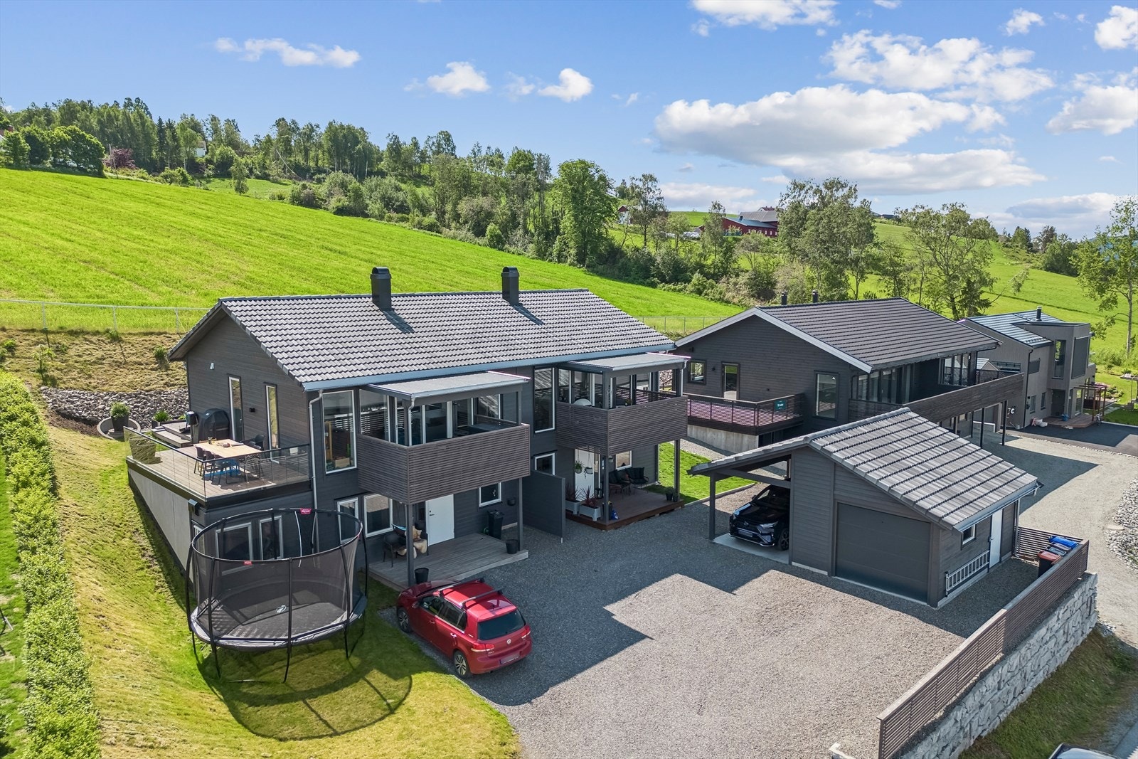 En moderne og innholdsrik halvpart av tomannsbolig fra 2020, beliggende i et veletablert boligområde. Galleribilde