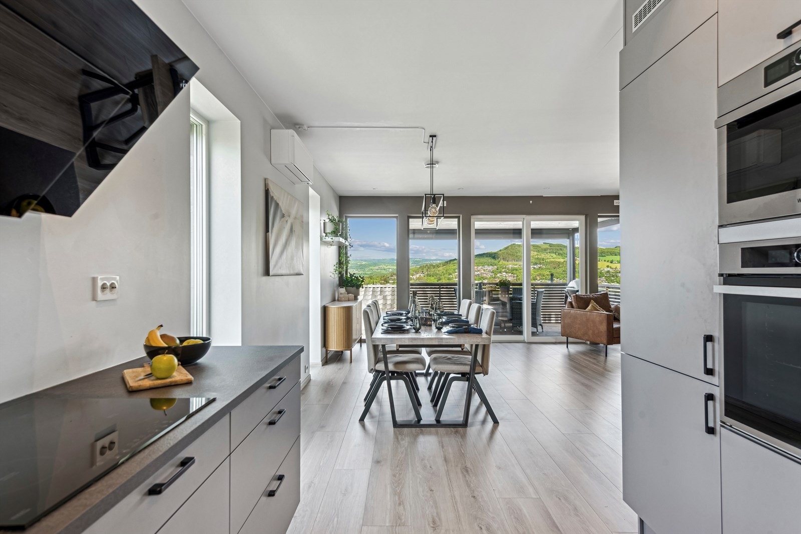 Den åpne løsningen gjør at man kan være sosial med gjestene mens man tilbereder maten. Galleribilde