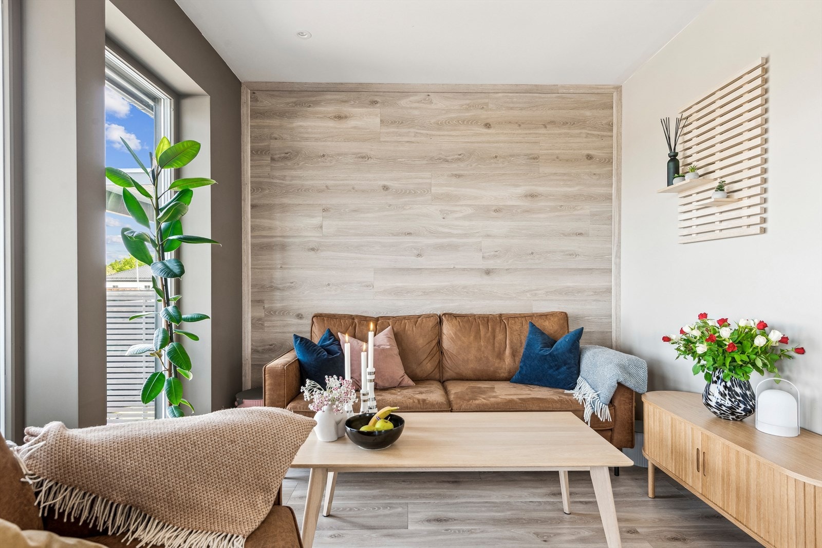 Stuen har god plass til en komfortabel sofagruppe og annen møblering. Galleribilde