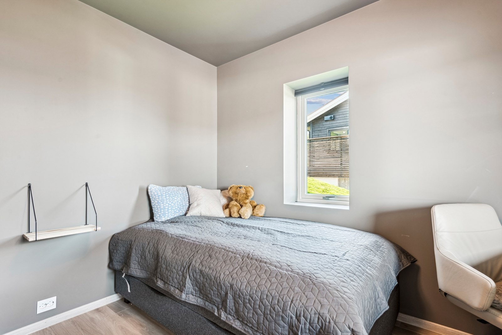 Sokkeletasjen inneholder to soverom, begge med laminatgulv og elektrisk gulvvarme for god komfort. Galleribilde