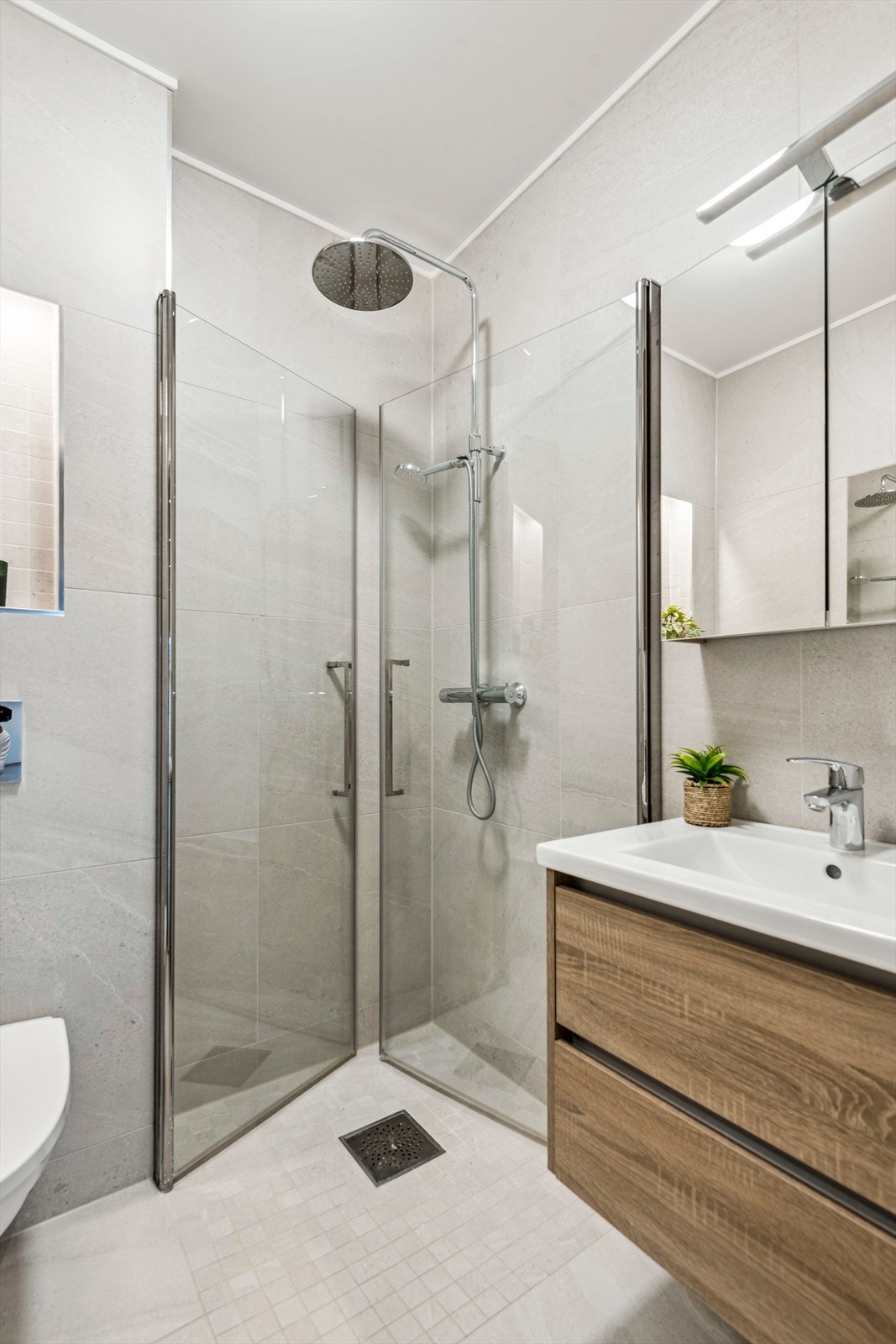 Begge badene har elektriske varmekabler i gulvet og balansert ventilasjon for et godt inneklima. Galleribilde