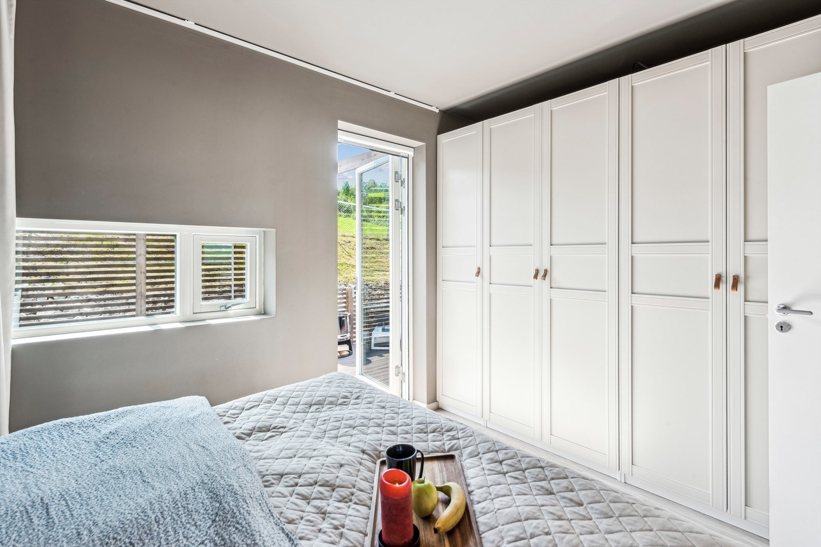 Rommet er utstyrt med et romslig, profilert garderobeskap for god oppbevaring. Galleribilde