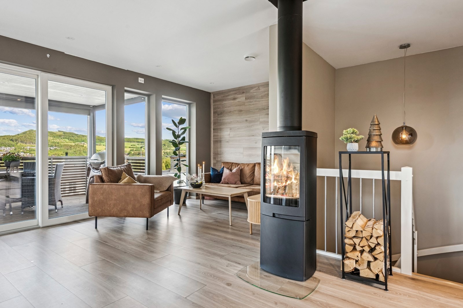 En peisovn fra Nordpeis skaper en lun atmosfære i stuen. Galleribilde