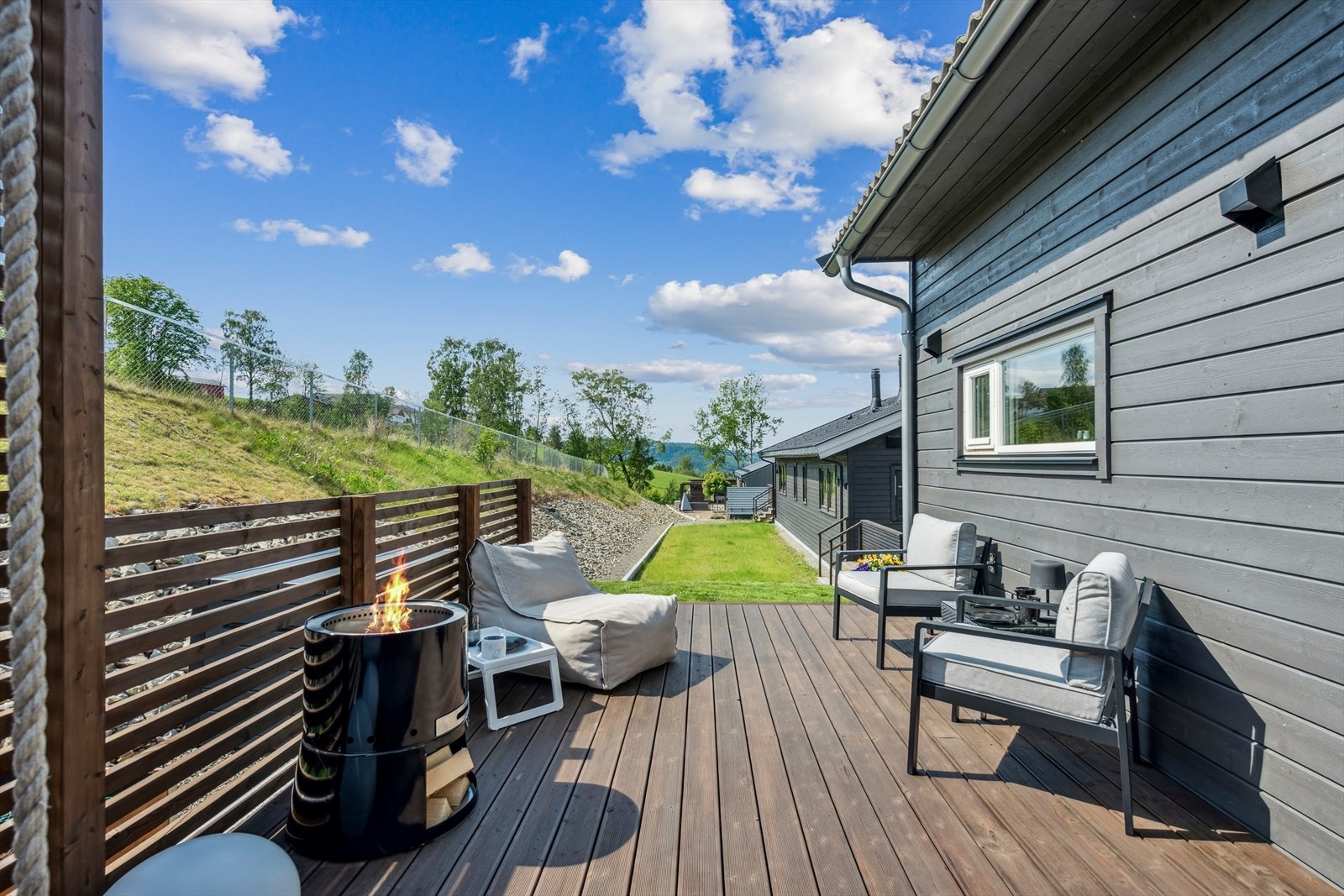 Fra soverommet i første etasje er det utgang til en stor terrasse på 22 m². Galleribilde