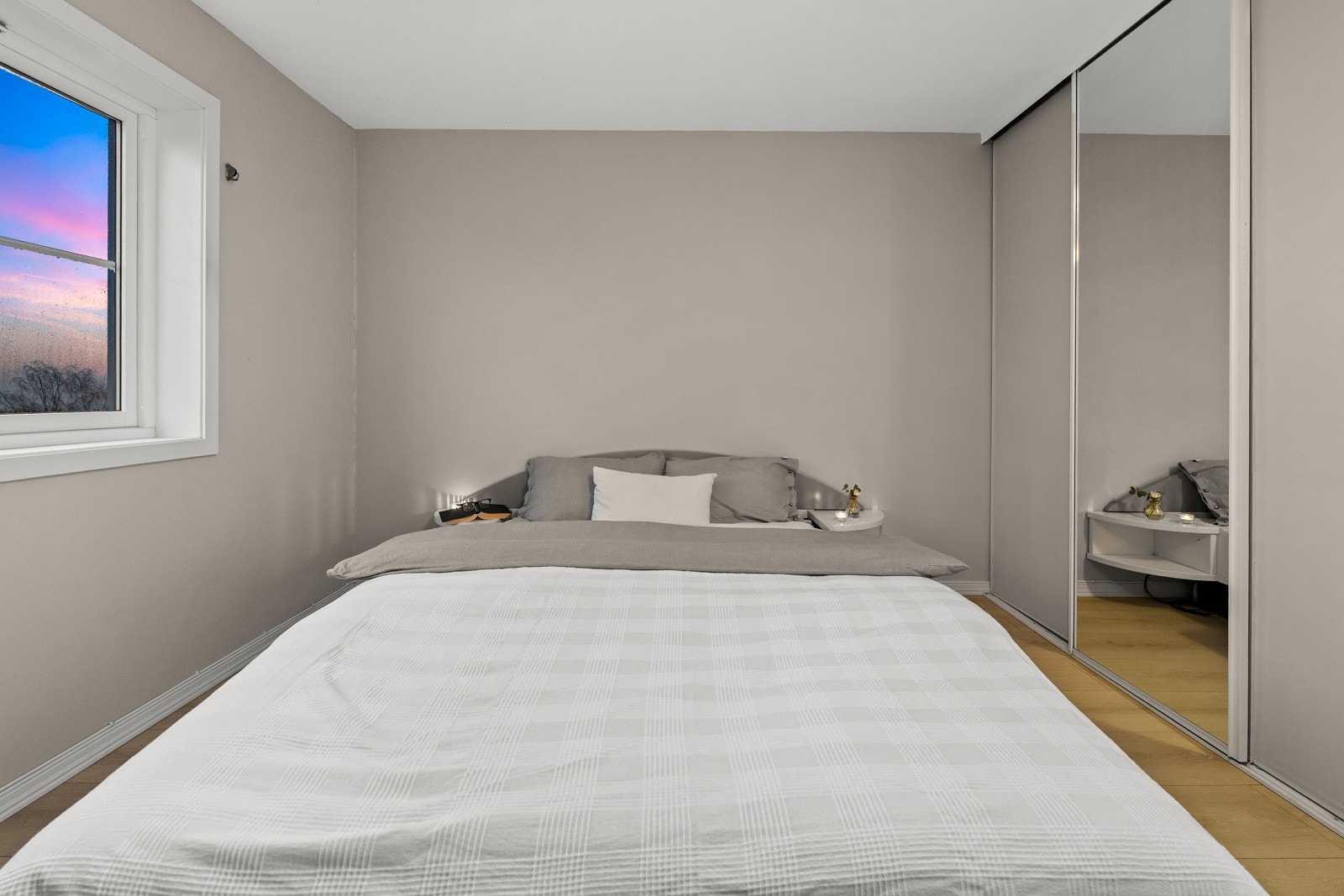 Hovedsoverommet kan skilte med en stor skyvedørsgarderobe med speilfronter. Galleribilde