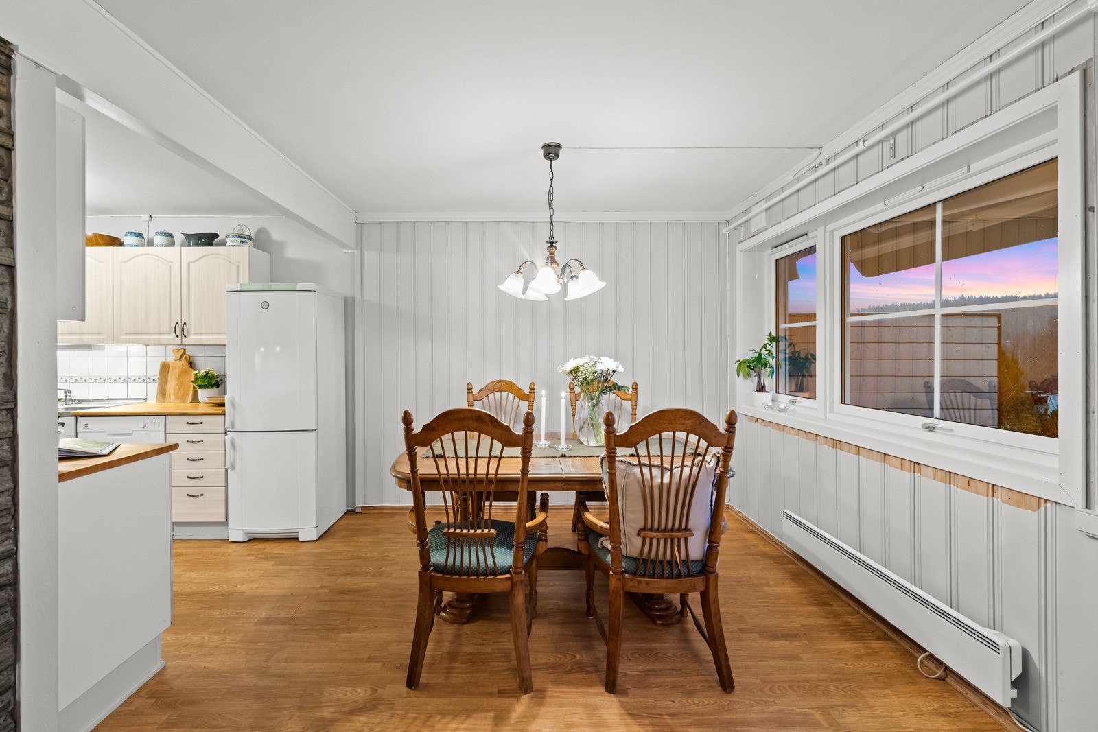 Store vindusflater slipper rikelig med lys og den flotte utsikten inn i rommet. Galleribilde