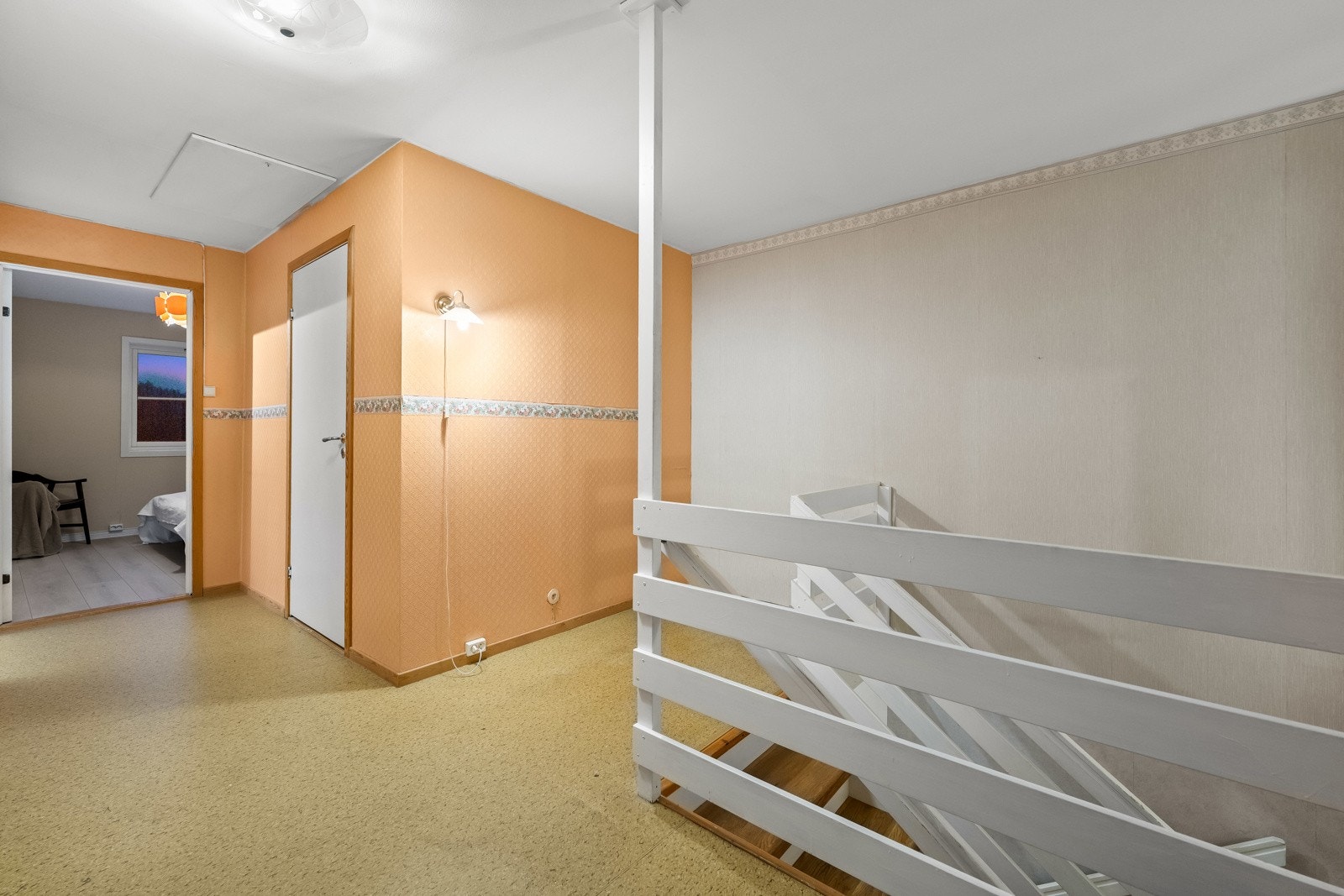 1.etasje består av tre soverom, bad, gang og entré. Galleribilde