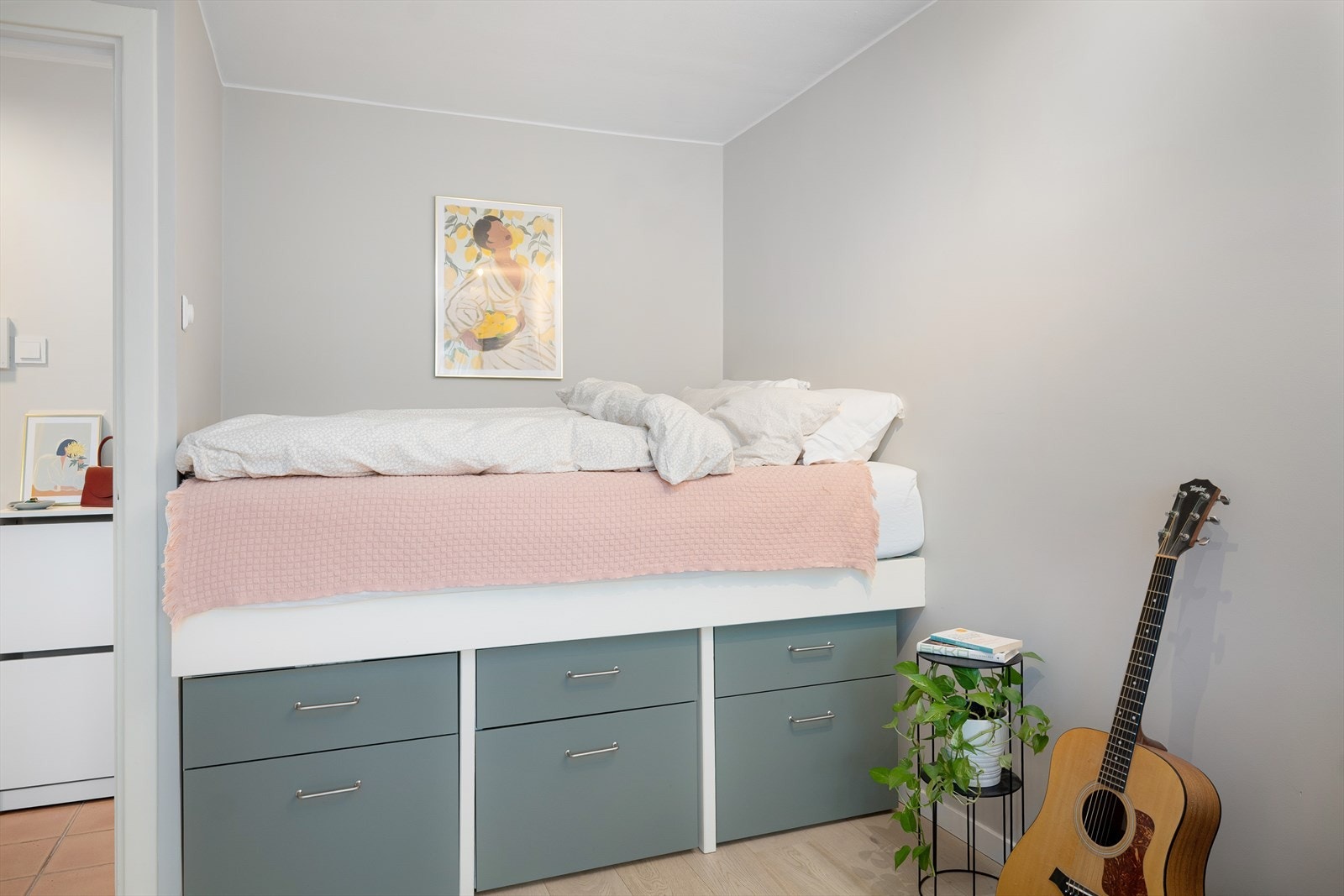 Plassbygget seng med underliggende lagringsrom i alkove. Galleribilde