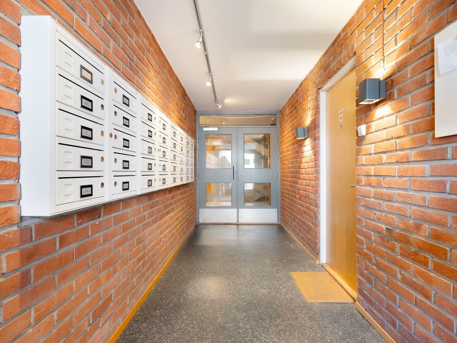 Nyere postkasser og digitale skilt. Galleribilde