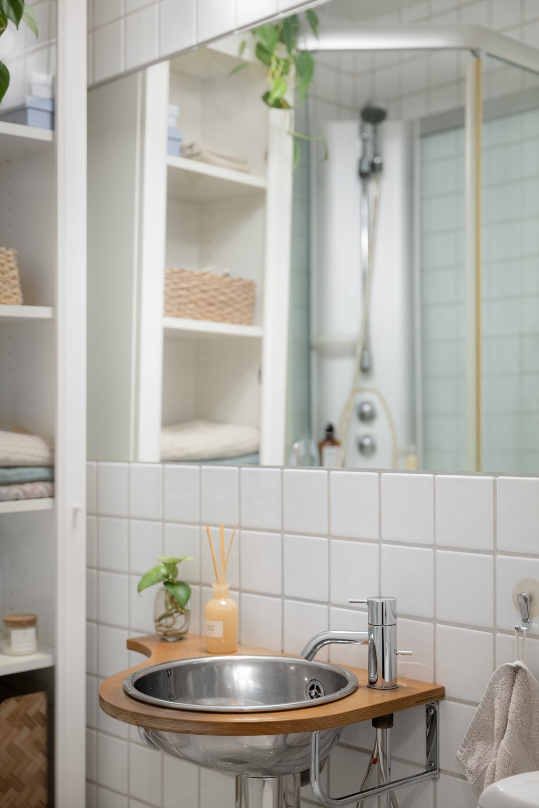 Badet er flislagt med oppbevaringsplass og dusjkabinett. Galleribilde