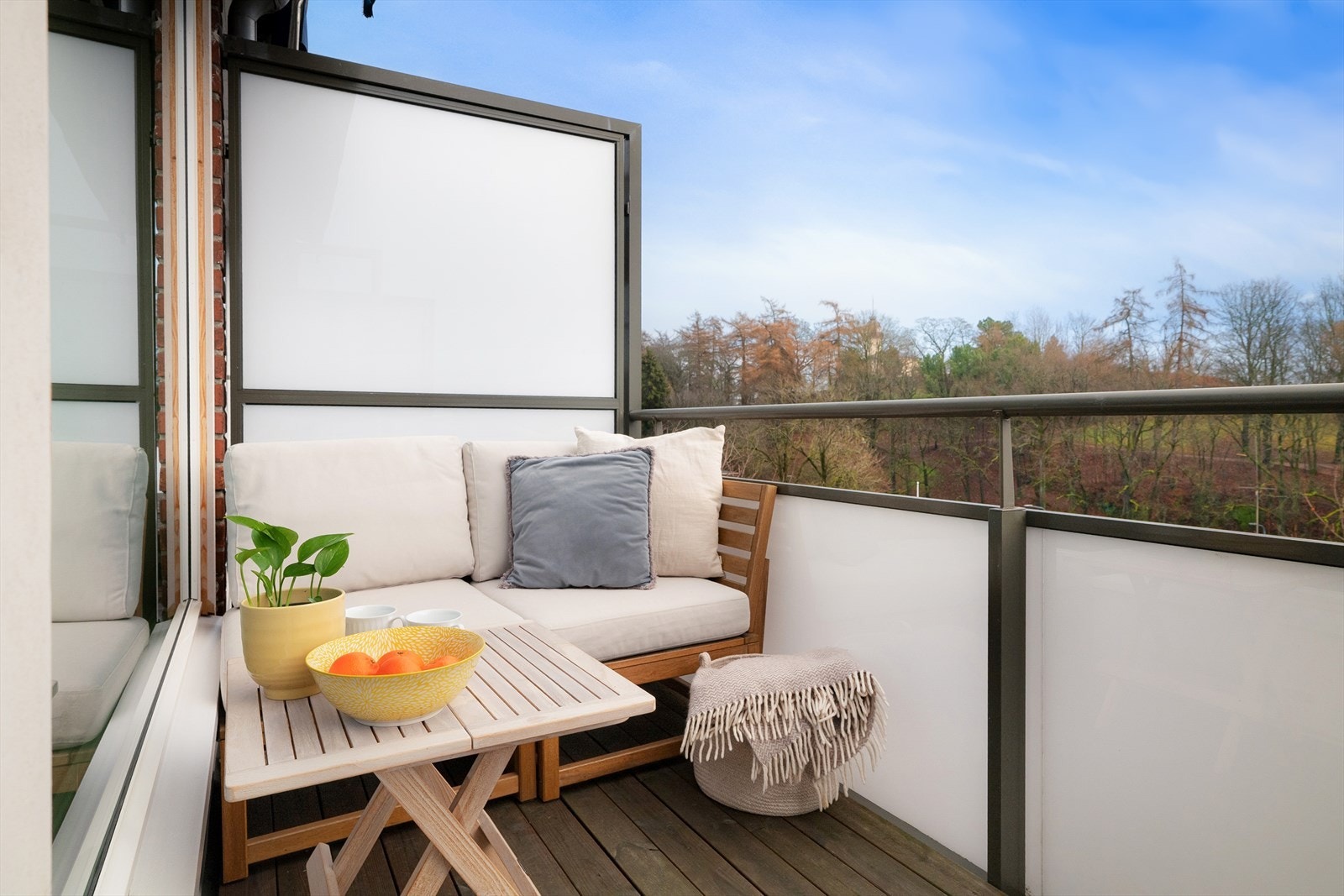 Herlig balkong på ca 6 kvm, som blir ditt nye fristed på sommeren! Galleribilde