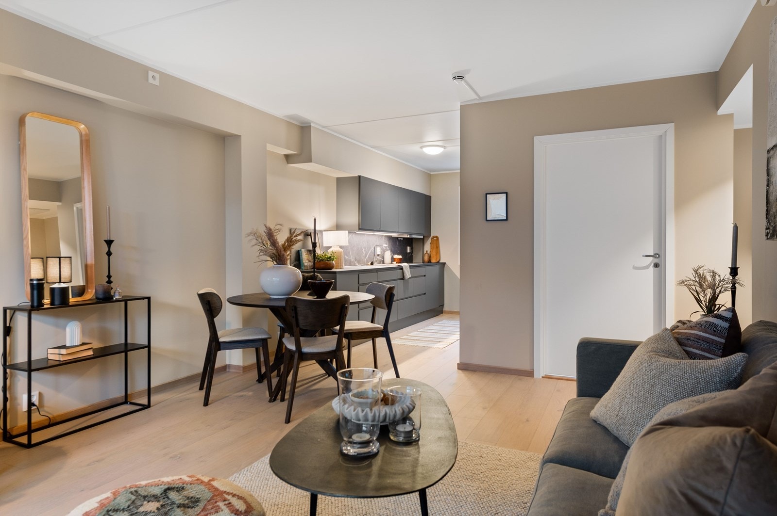 Rommet gir fleksible møbleringsmuligheter med plass til både spisebord og sofagruppe. Galleribilde