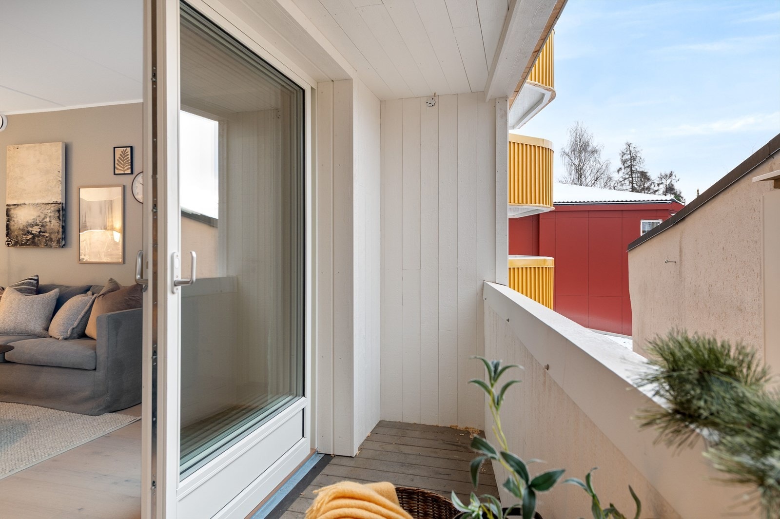 Uteplassen er tilbaketrukket og gir et privat uterom. Galleribilde