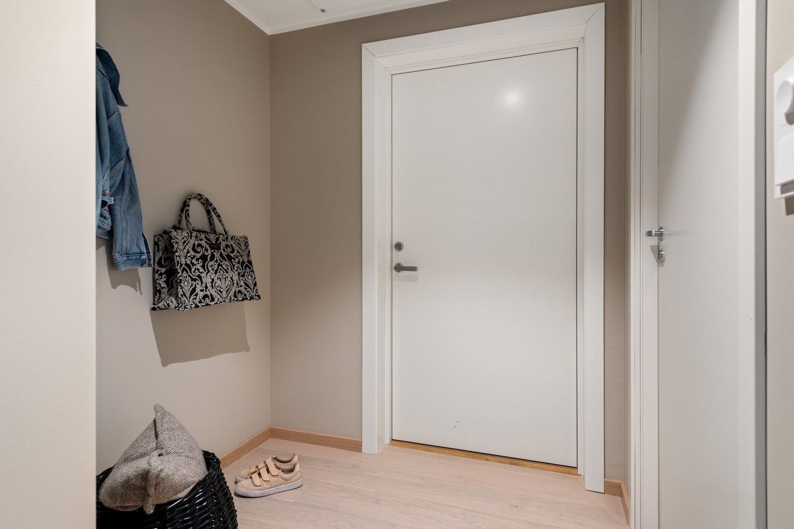 Du ønskes velkommen inn i en lys og praktisk entré. Galleribilde