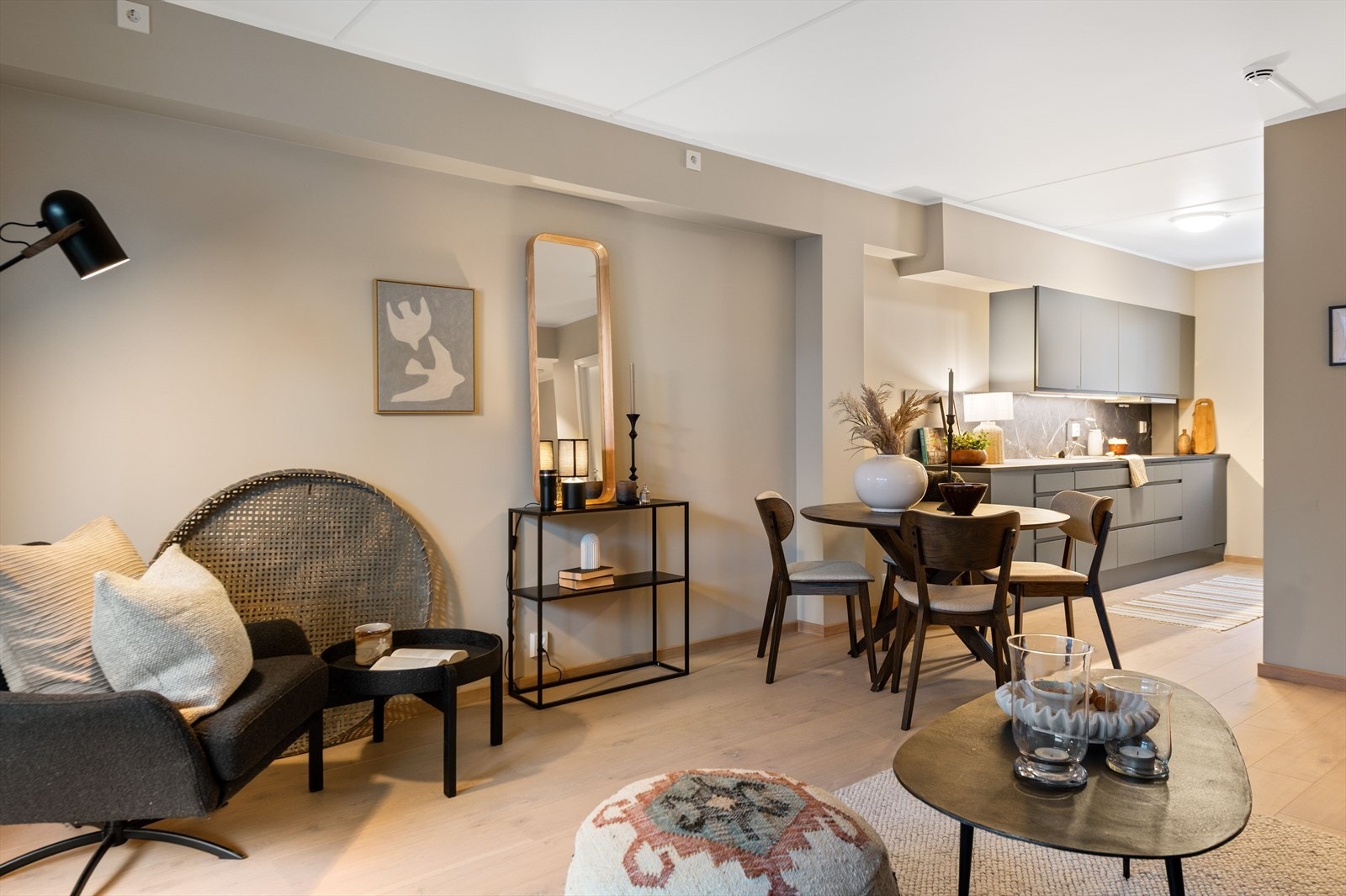 Gjennomgående materialvalg og lyse overflater gir et helhetlig og tidsriktig inntrykk. Galleribilde