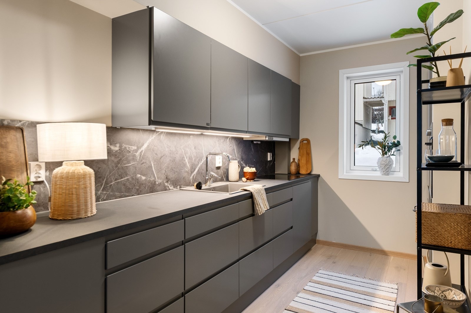 Kjøkkenet er et eldre utstillingskjøkken og må påregnes å ha noe kosmetiske bruksmerker. Galleribilde