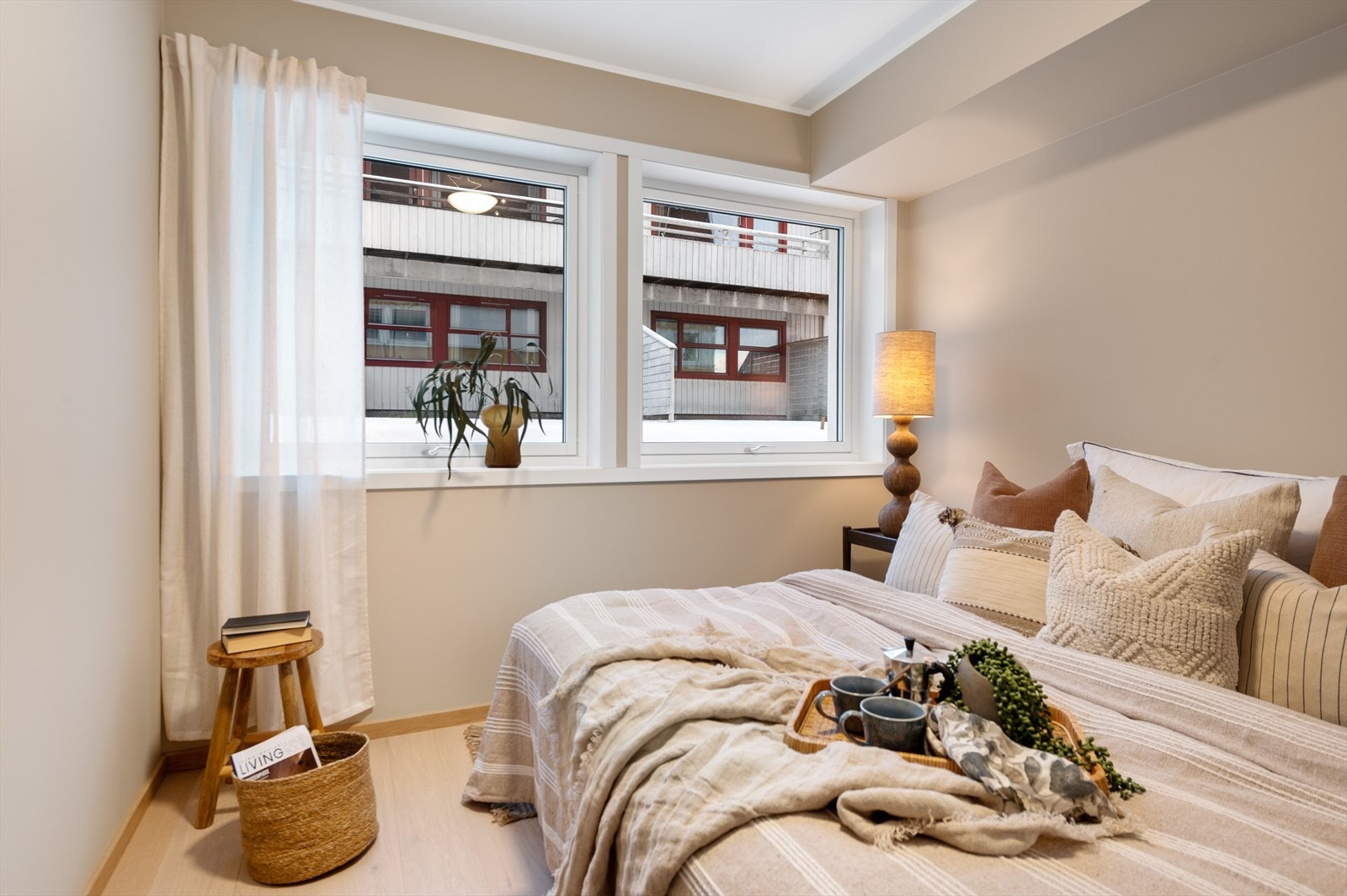 Store vindusflater gir rikelig med naturlig lys inn i rommet. Galleribilde