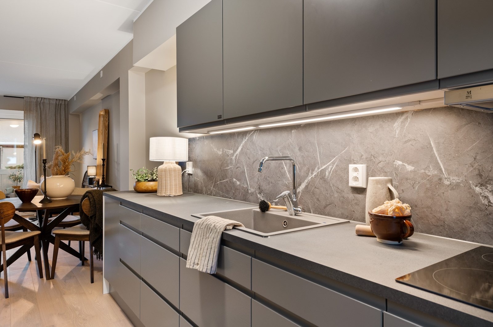 Kjøkkeninnredning med god skap og benkeplass. Galleribilde