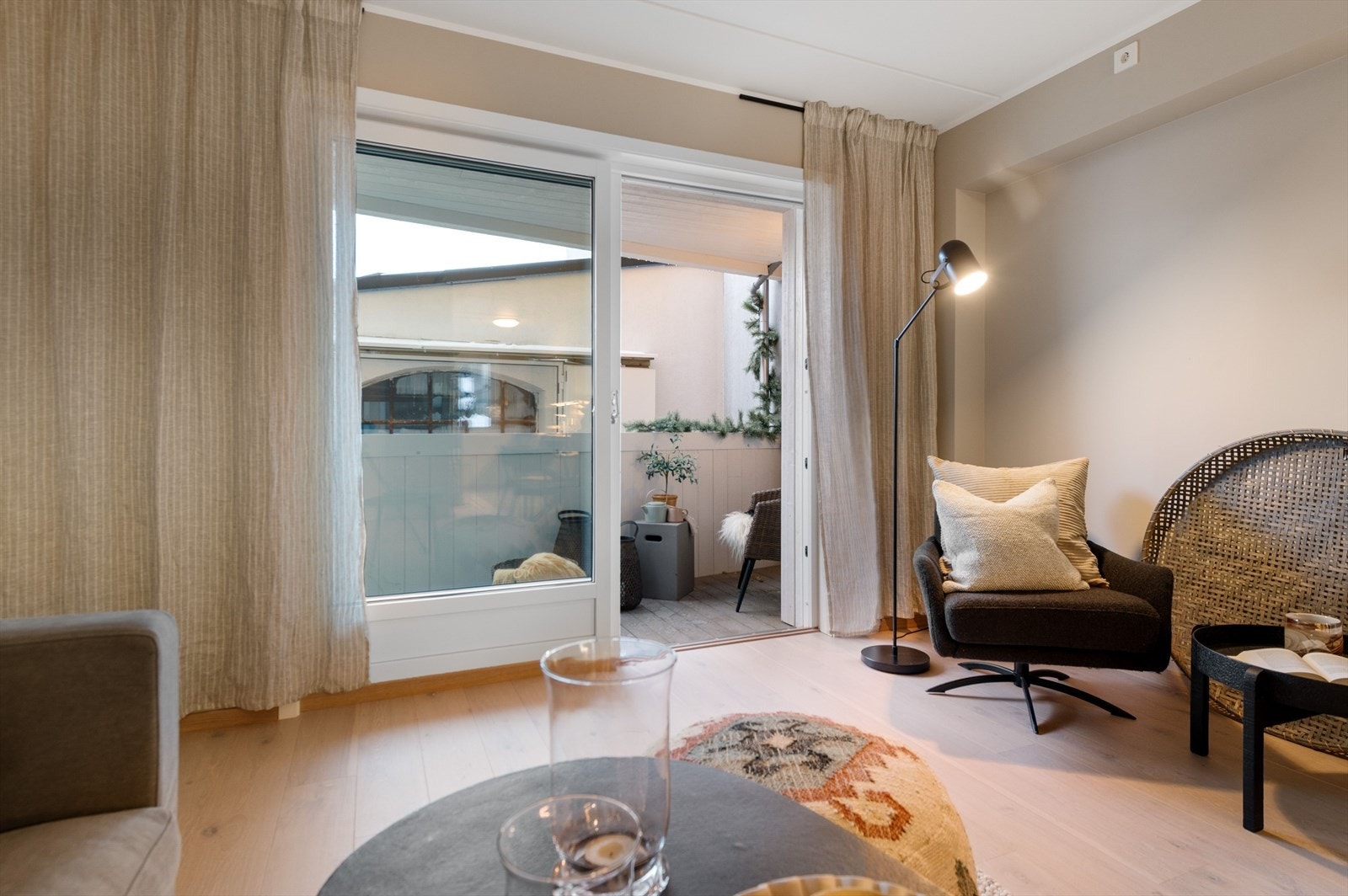 Skyvedøren til terrassen gir rikelig med lys og en sømløs overgang til uteplassen. Galleribilde