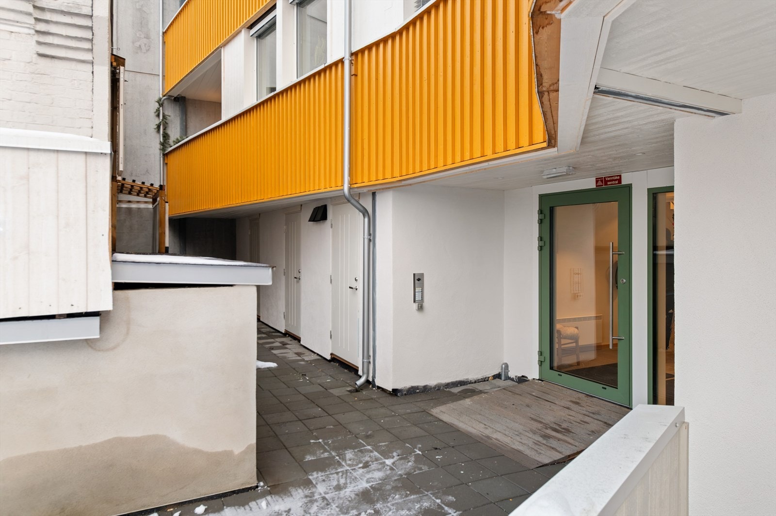 Adkomst til leiligheten via svalgang. Galleribilde