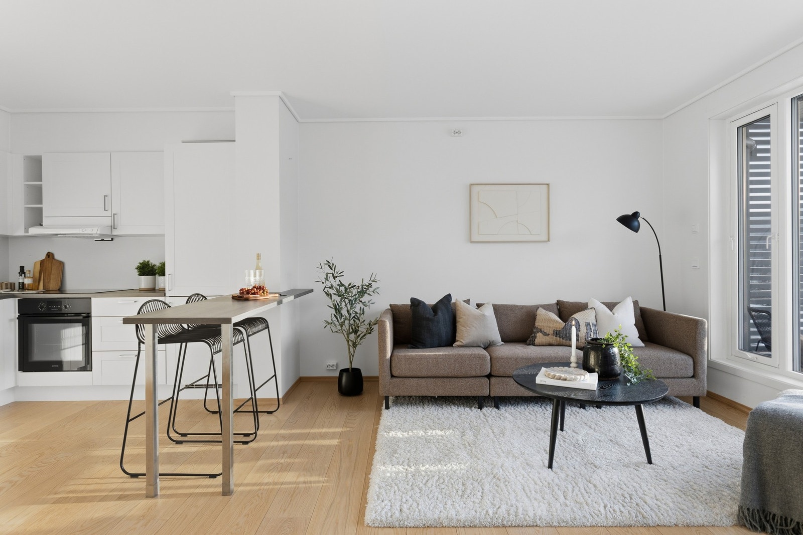 Kjøkken med moderne åpen løsning mot stua Galleribilde