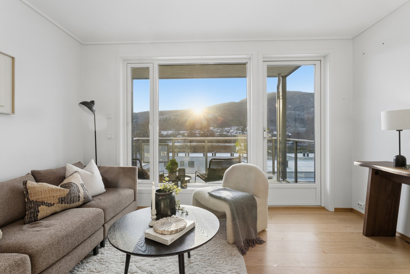 Stue er lys og trivelig med store vinduer ut mot utsikten mot elva Galleribilde