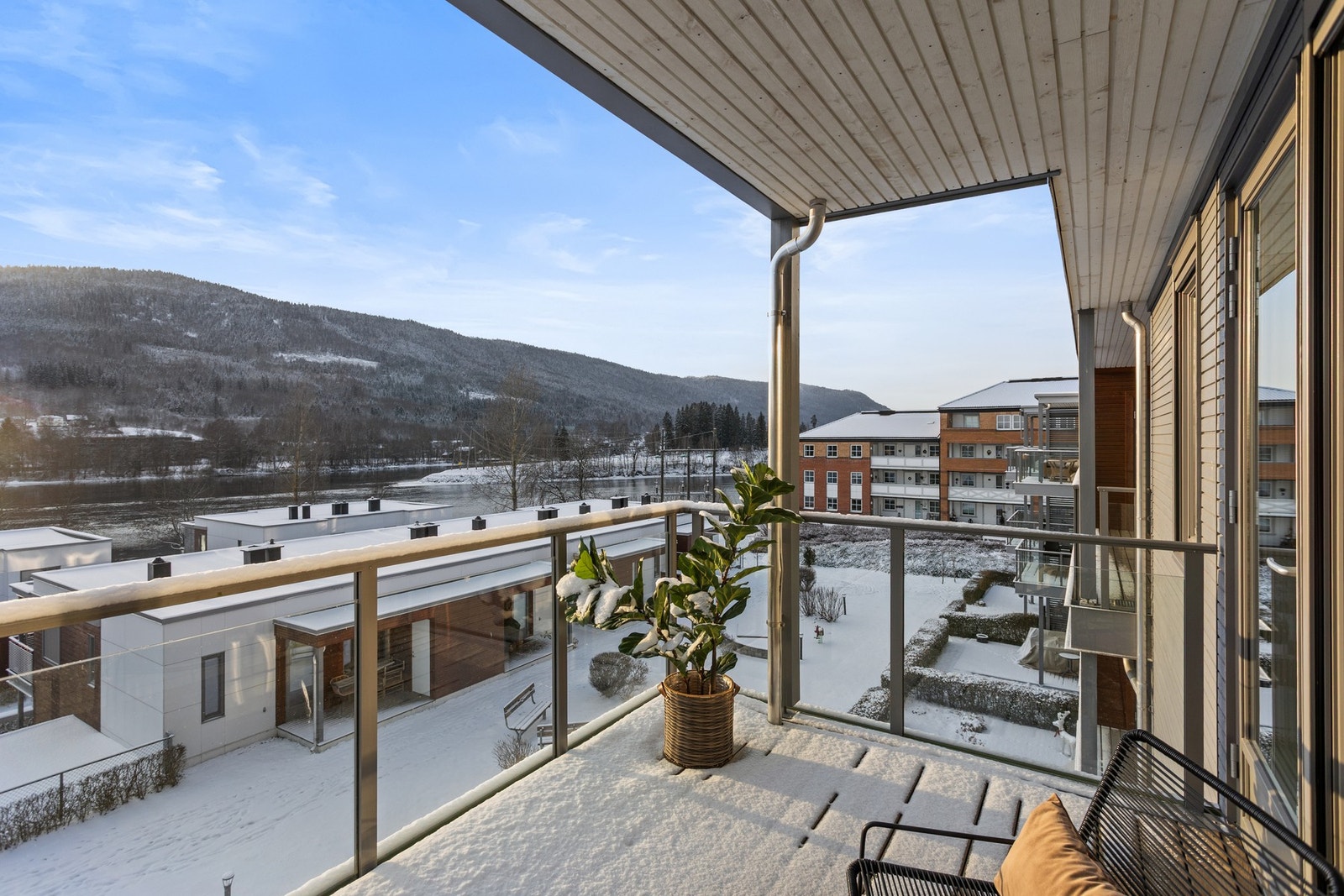 Nyt utsikten fram en romslig overbygget balkong (9 kvm) Galleribilde