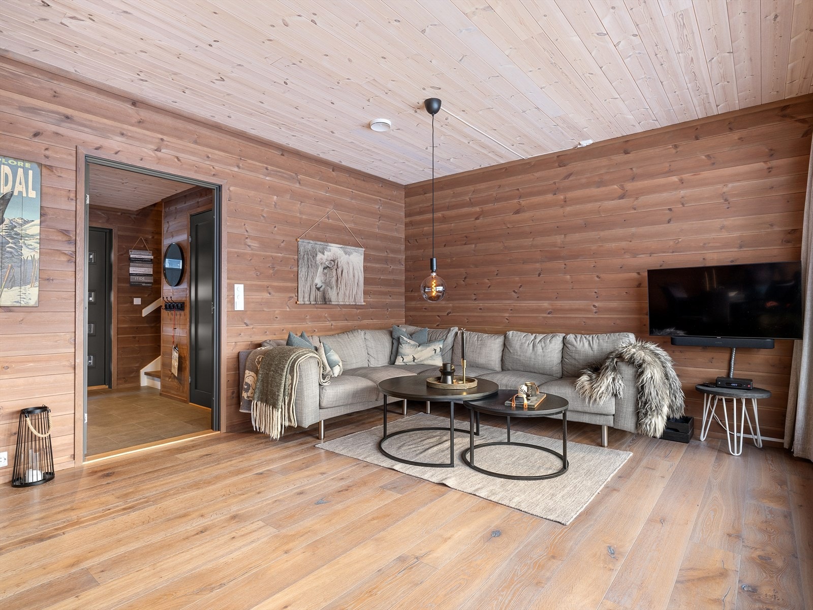 Herlig stue med enstavs eikeparkett og behandlet panel. Galleribilde