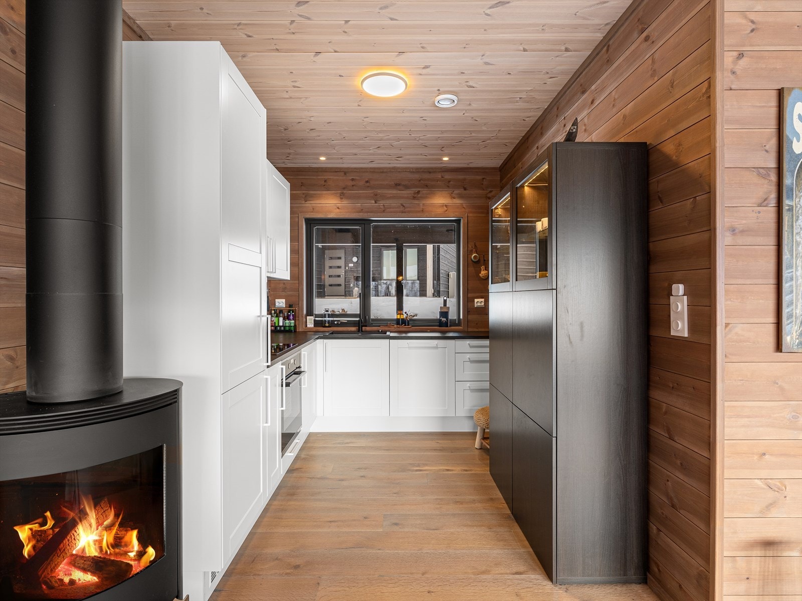 Naturlig lys inn gjennom vindu. Benkeplate med god arbeidsflate. Spotter i tak. Galleribilde