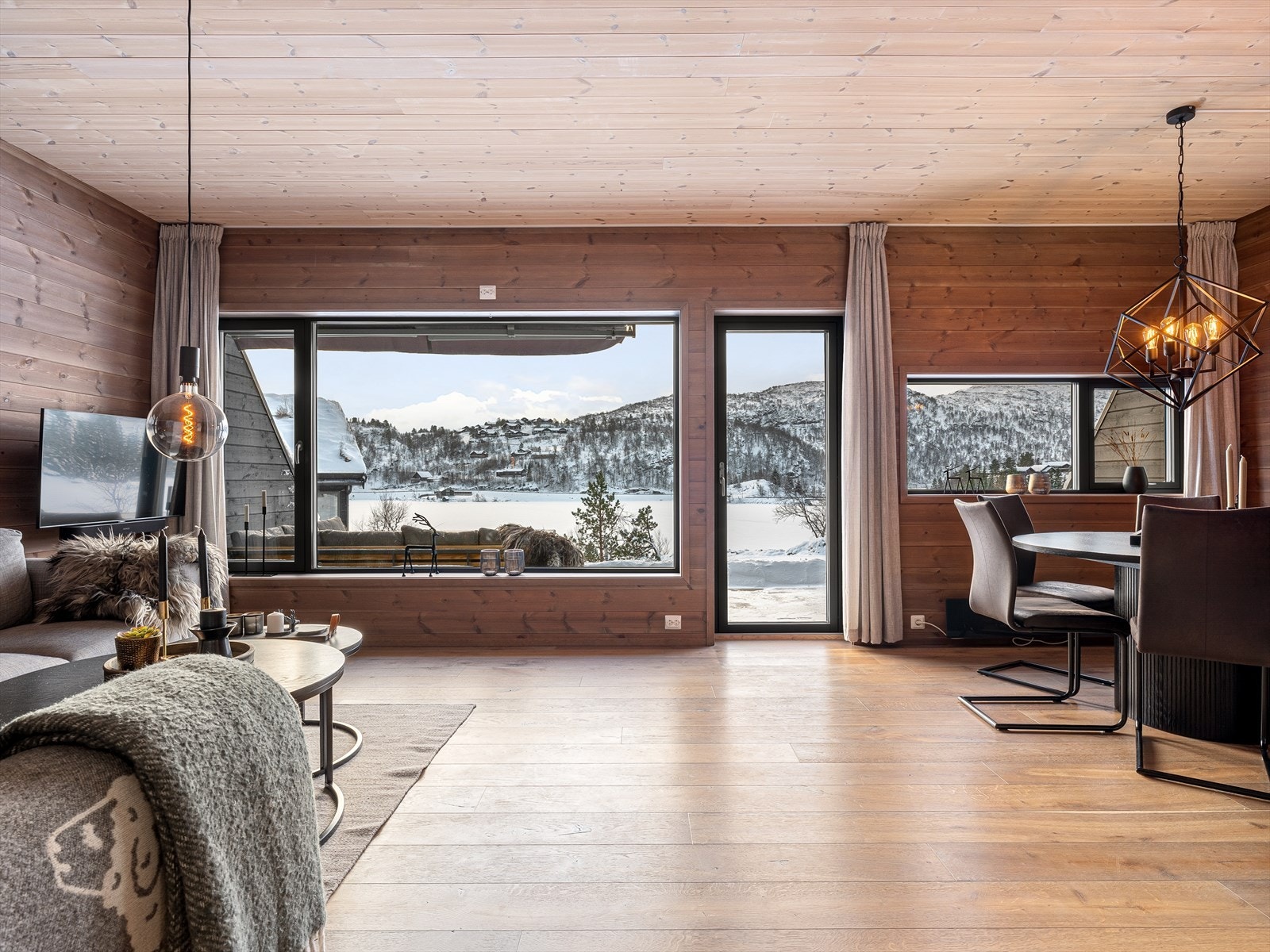 Store vinduer og dør ut til fin uteplass med nydelig utsikt over Beinesvatnet. Galleribilde