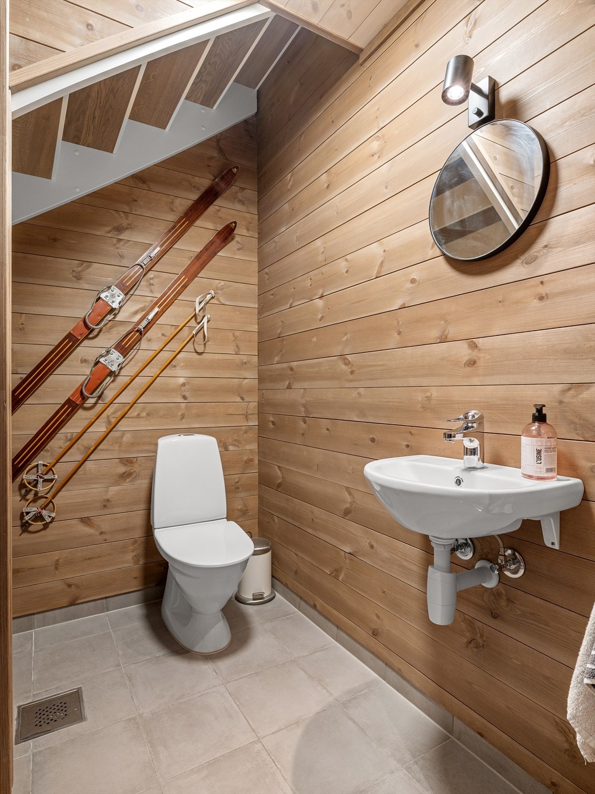 Toalettrom/teknisk rom under trapp med adkomst fra gang. Galleribilde