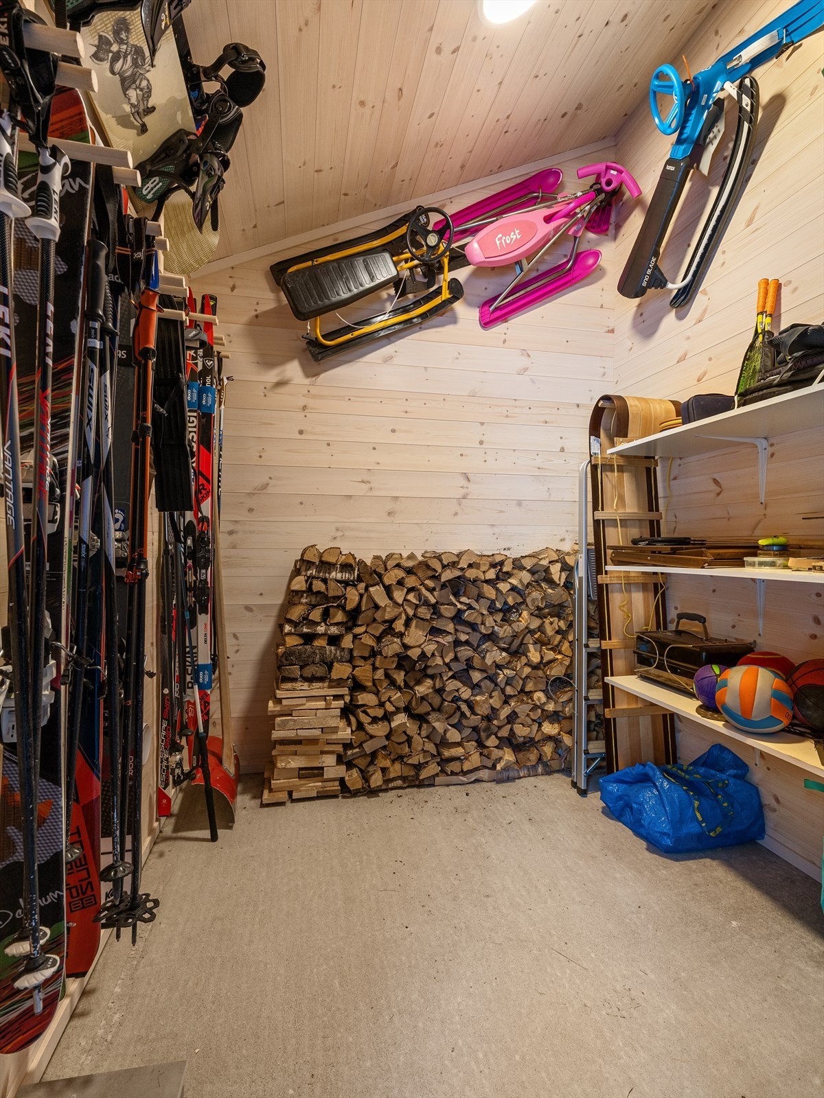 Praktisk bod med plass til ved og utstyr, Takhøyde over 3 m gjør boden ypperlig til lagring av sup etc. Galleribilde