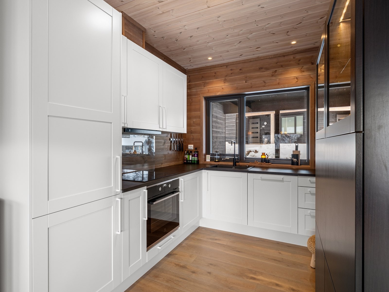 Hvitt kjøkken med integrerte hvitevarer. God lagringsplass i skuffer og skap. Galleribilde