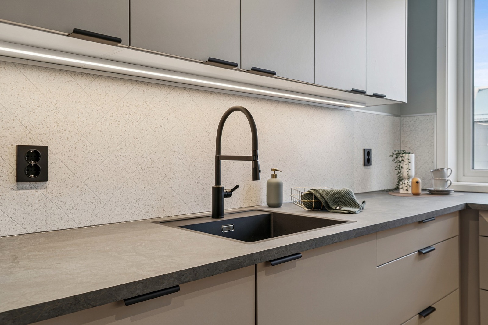 Det er integrert kjøl/fryseskap, oppvaskmaskin, induksjonstopp og stekeovn. Galleribilde