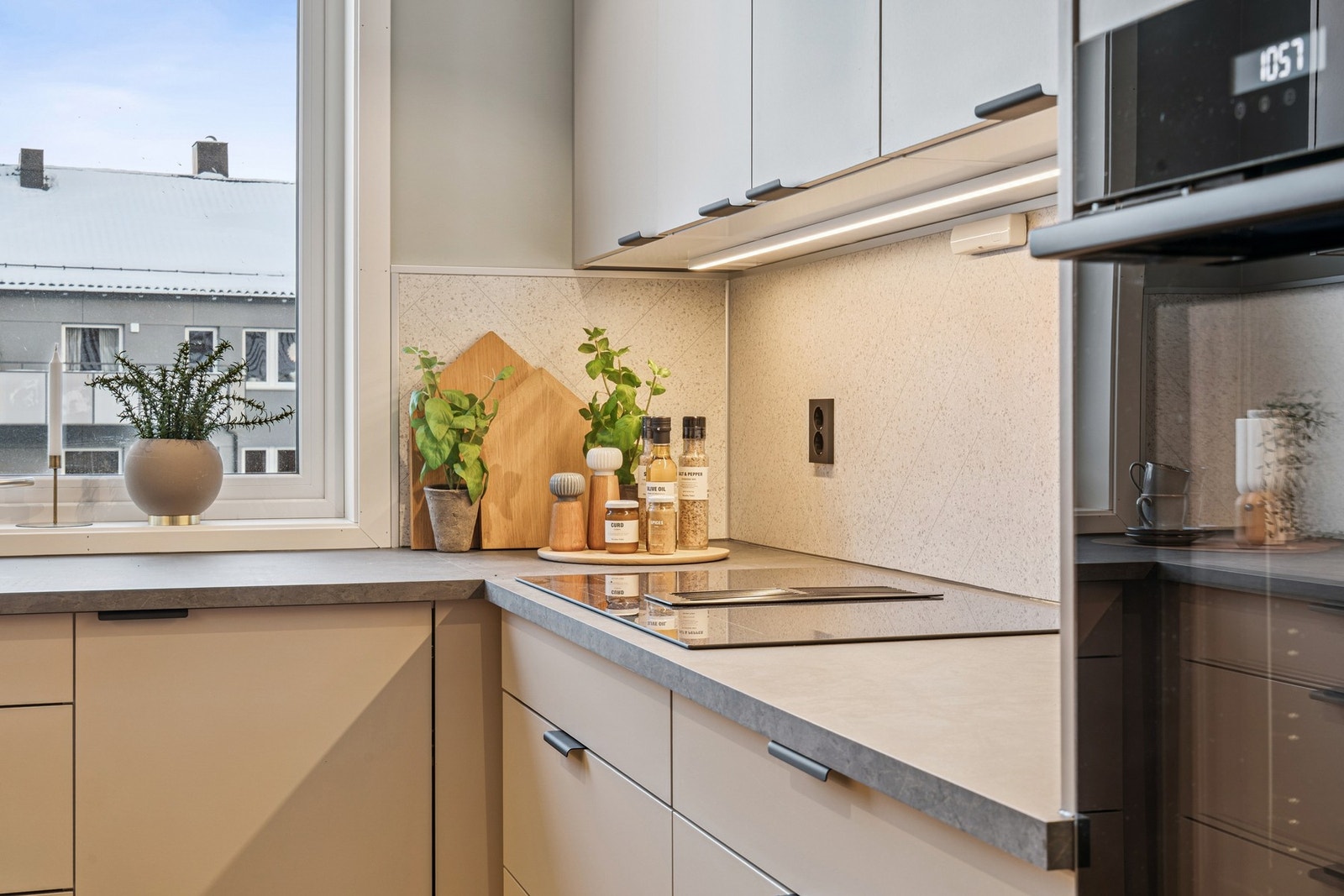 Kjøkkenet har montert vannstoppsystem og komfyrvakt. Galleribilde