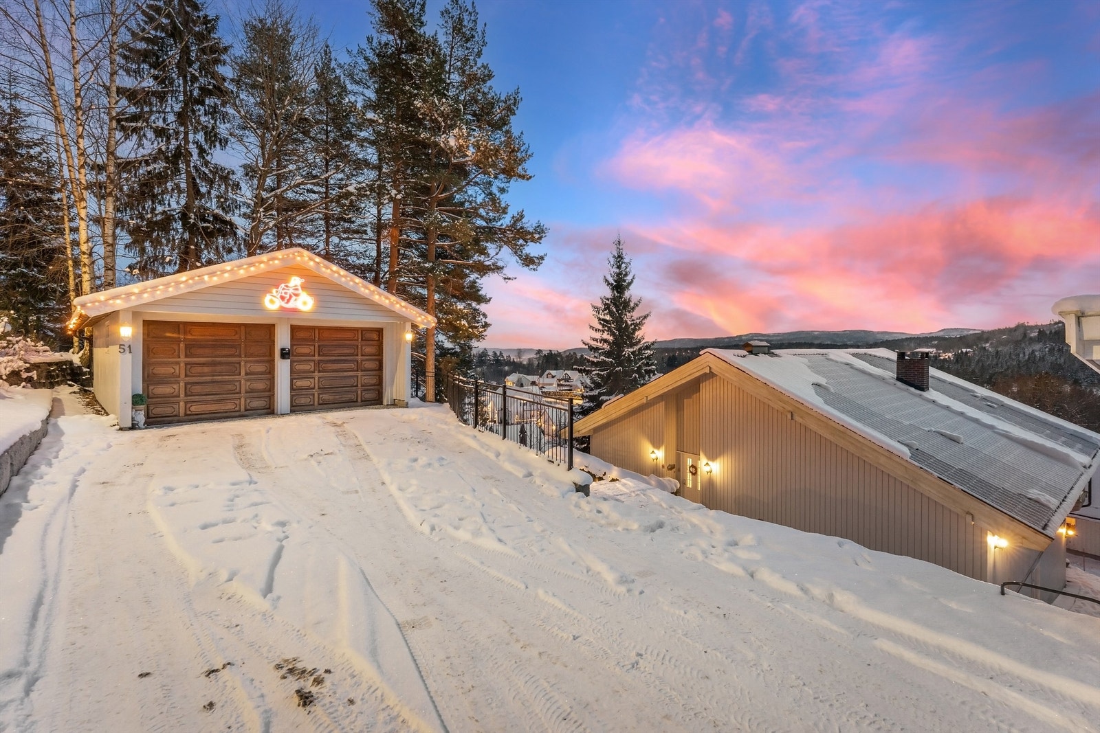 Dobbel garasje med el-bil lader. Galleribilde