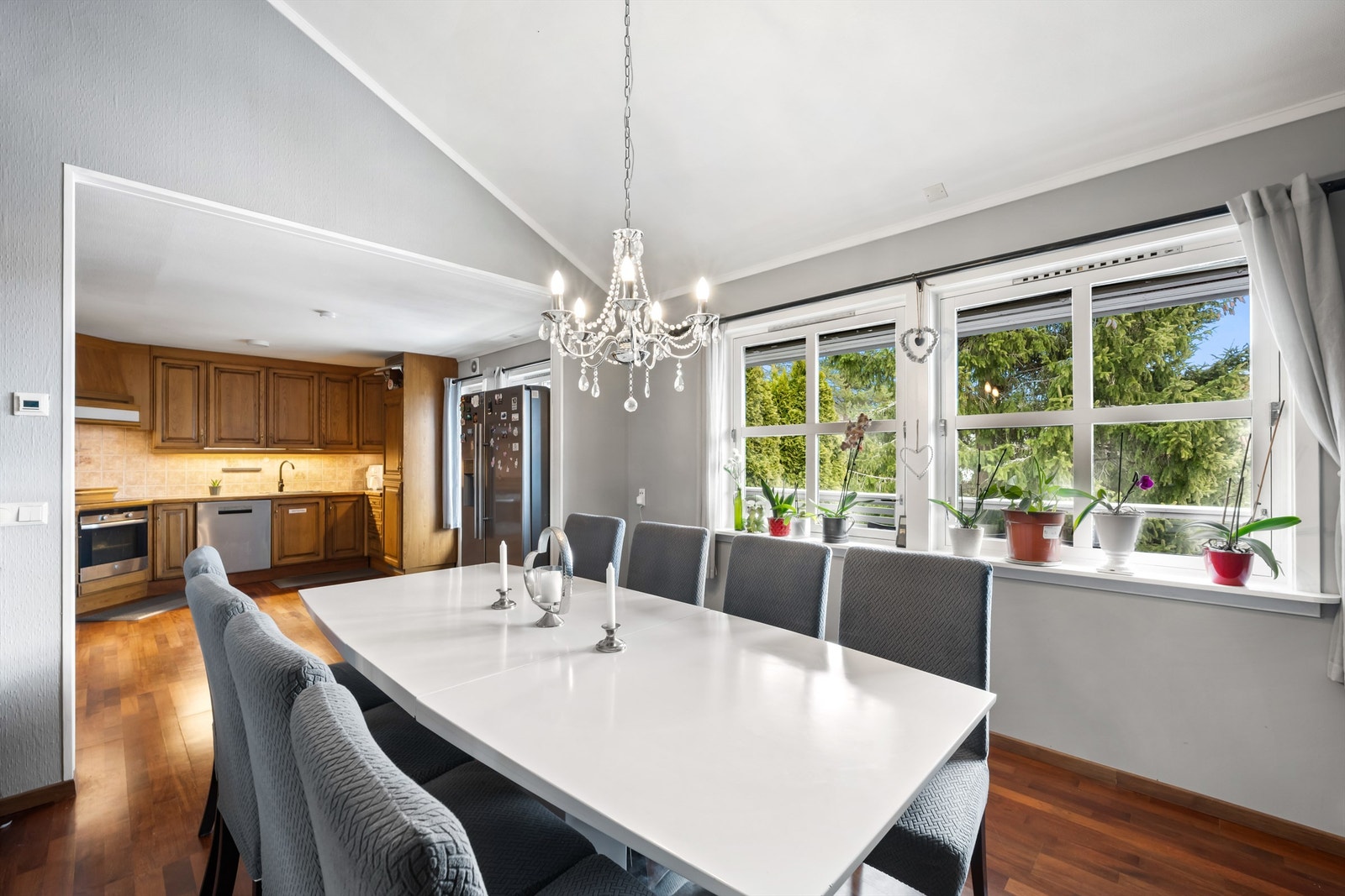 Spisestuen ligger sentralt plassert med god forbindelse til både kjøkken og stue, og har plass til et romslig spisebord. Her ligger alt til rette for både hverdagsmåltider og hyggelige sammenkomster med familie og venner. Galleribilde