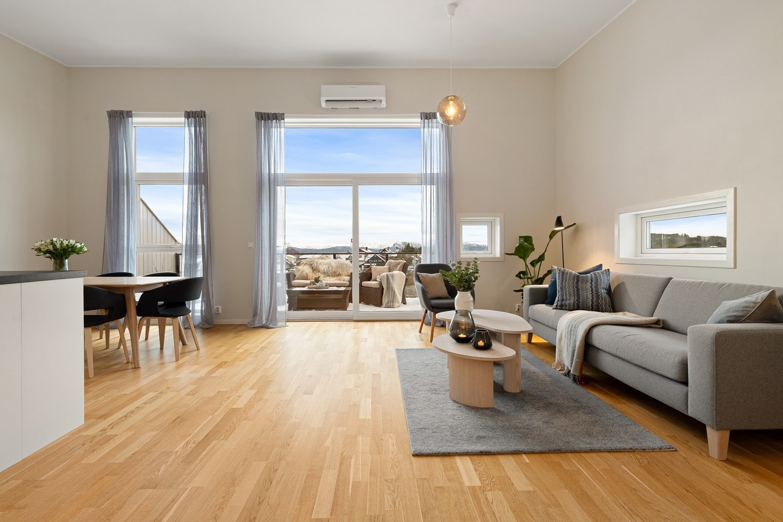 Praktisk luft til luft varmepumpe i stue som ble montert i 2023. Galleribilde