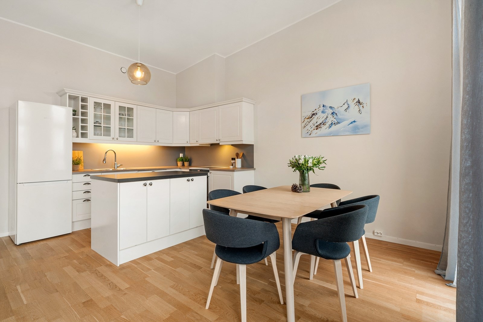 På kjøkkenet er det også god plass til en spisegruppe. Galleribilde