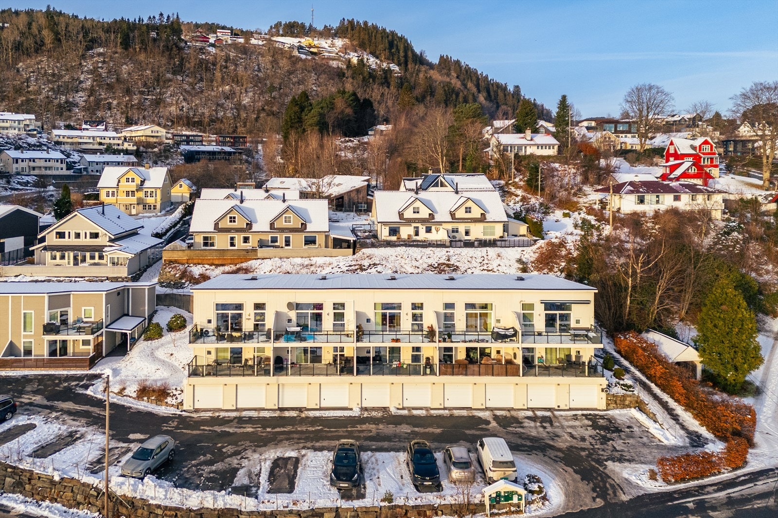 Leiligheten har en fast garasjeplass i underetasjen. I tillegg er det ellers gjesteparkeringer på fellestomten til sameiet. Galleribilde