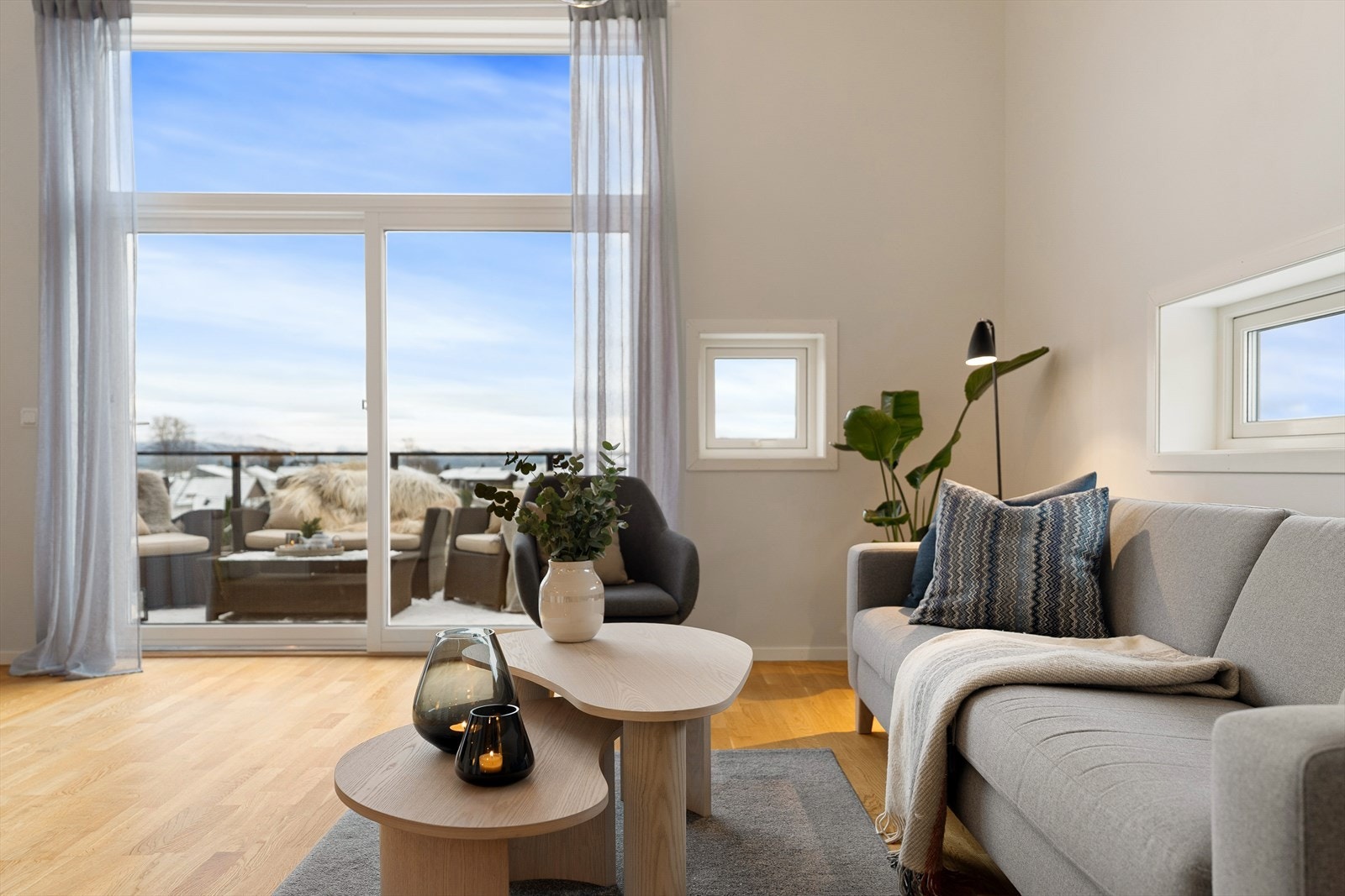 Leiligheten ligger nydelig til i toppetasjen på bygget. Galleribilde