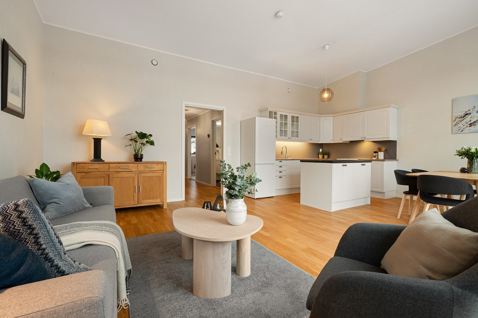 Det er en praktisk åpen stue/kjøkkenløsning i leiligheten, hvor det er målt til 34,81 m². Galleribilde