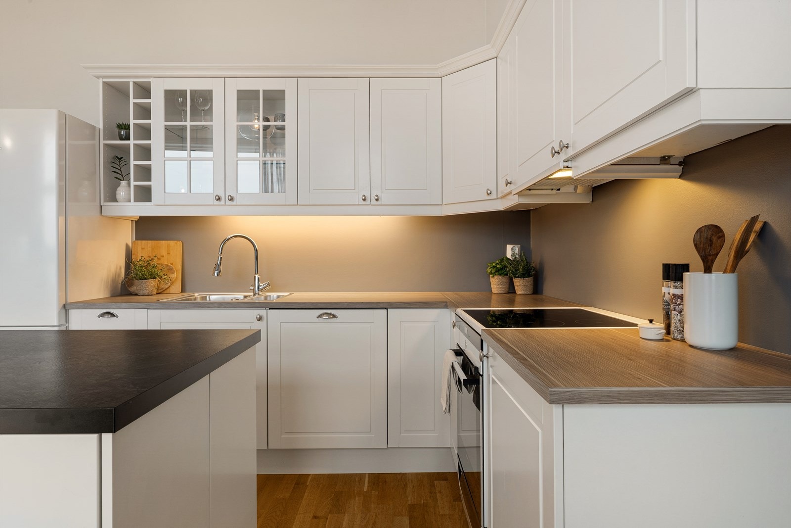 Det er laminat benkeplate og integrert oppvaskemaskin på kjøkkenet. Galleribilde