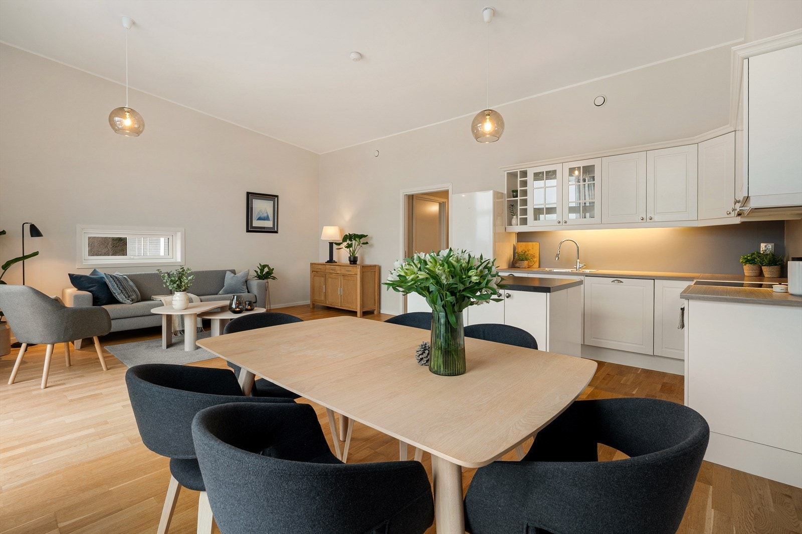 Med parkett på gulv og nøytrale farger på veggene er dette en moderne og flott leilighet. Galleribilde